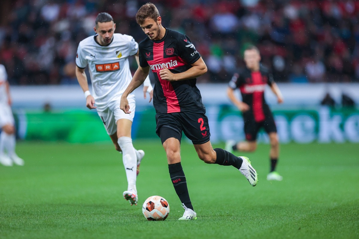 21.09.2023, Fussball, Saison 2023/2024, UEFA Europa League, Gruppenphase, 1. Spieltag, Bayer 04 Leverkusen - BK H�cken, v. l. Amor Layouni BK H�cken, Josip Stanisic Bayer 04 Leverkusen, Leverkusen Bay ...