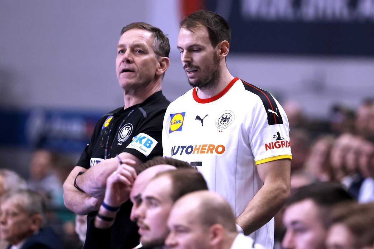 GISLASON Alfred Trainer Team Deutschland mit HAEFNER Kai Handball Laenderspiel Deutschland - Island 30 : 31 am 07.01.2023 in Bremen *** GISLASON Alfred coach team Germany with HAEFNER Kai handball cou ...