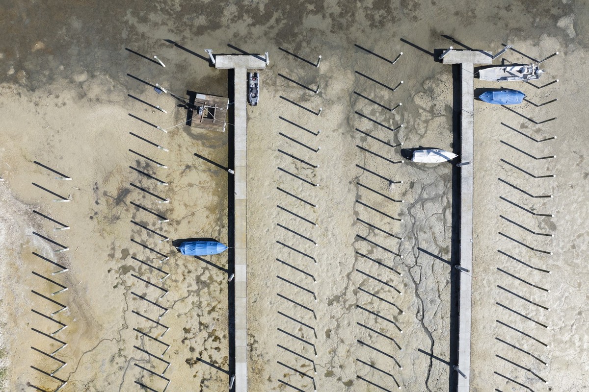02.04.2025, Schweiz, Mannenbach-Salenstein: Gestrandete Schiffe liegen am Untersee. Im westlichen Teil des Bodensees ist der Wasserstand wegen anhaltender Trockenheit extrem niedrig. Foto: Ennio Leanz ...