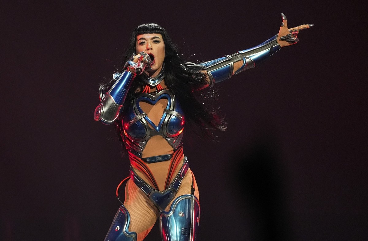ARCHIV - 16.07.2025, USA, Inglewood: Katy Perry tritt im Rahmen ihrer &quot;Lifetimes Tour&quot; im Kia Forum auf. (zu dpa: «Katy Perry kümmert sich um zusammengebrochenen Fan») Foto: Chris Pizzello/I ...
