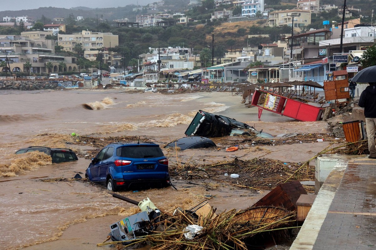 dpatopbilder - 15.10.2022, Griechenland, Heraklion: Zerstörte Autos, die von den Wassermassen an den Strand getragen wurden. Starke Regenfälle haben in Griechenland für Überschwemmungen mit verehrende ...