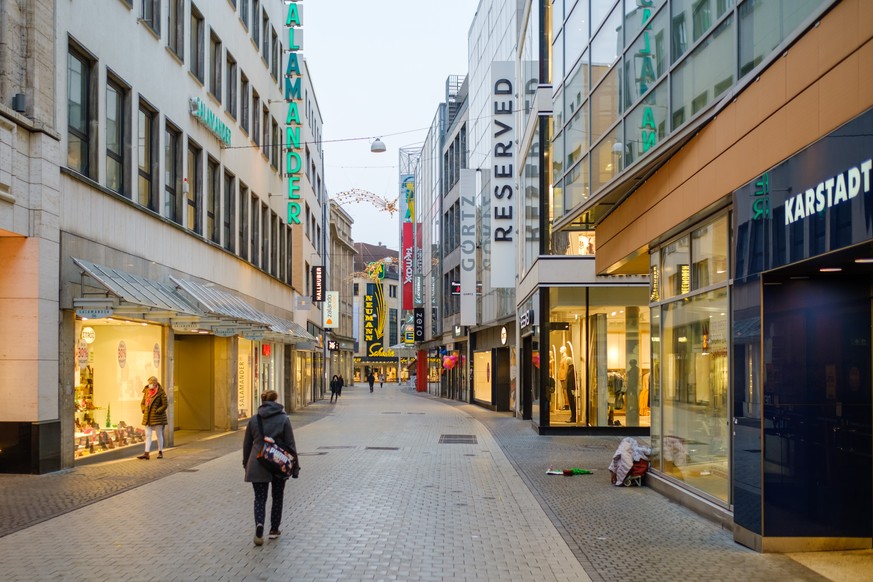 12.12.2020, Niedersachsen, Hannover: Nur wenige Passanten sind morgens in der Innenstadt vor der