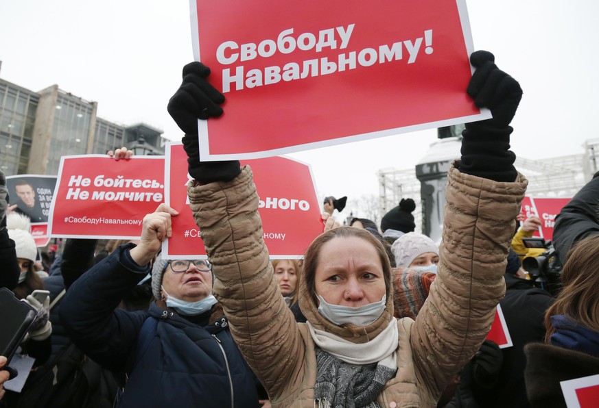 23.01.2021, Russland, Moskau: Frauen halten Plakate, auf denen geschrieben steht