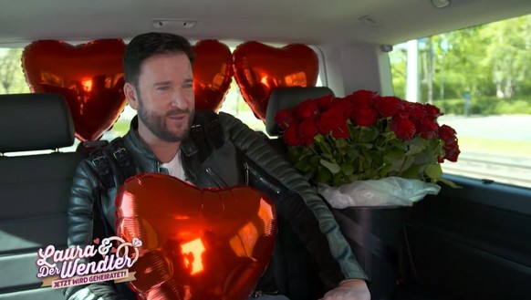 Michael mit seinen Ballons und den Rosen: Die vielen Accessoires haben kaum ins Auto gepasst.