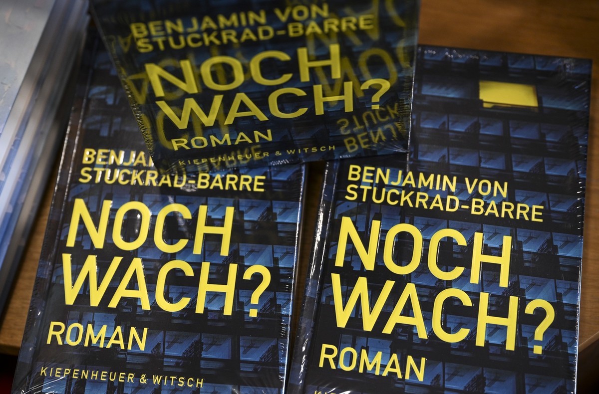 19.04.2023, Berlin: Mehrere Bücher des Romans &quot;Noch wach?&quot; von Benjamin von Stuckrad-Barre liegen in der Buchhandlung Petras. Der Roman ist am 19. April erschienen. Foto: Jens Kalaene/dpa ++ ...