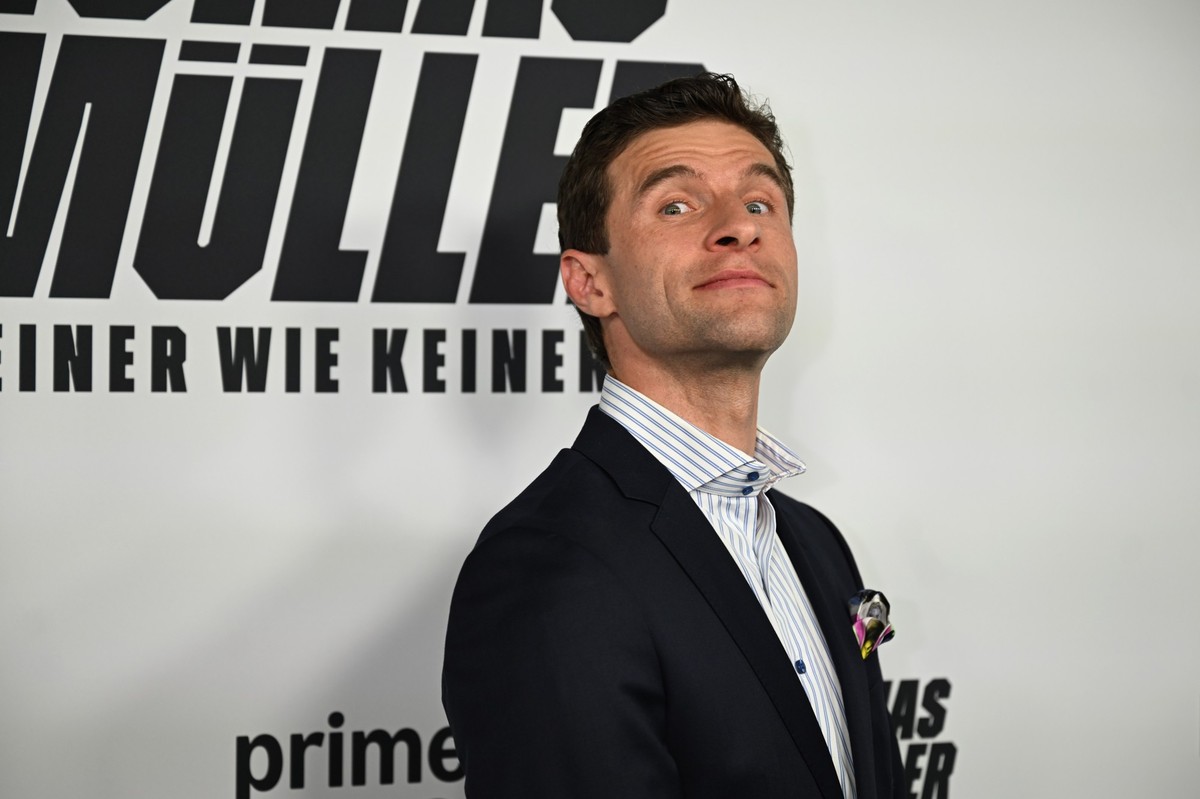 ARCHIV - 25.02.2025, Bayern, München: Thomas Müller kommt zur Premiere der Prime-Video-Dokumentation «Thomas Müller - Einer wie keiner» über den Offensivstar des FC Bayern in die Astor Filmlounge im A ...