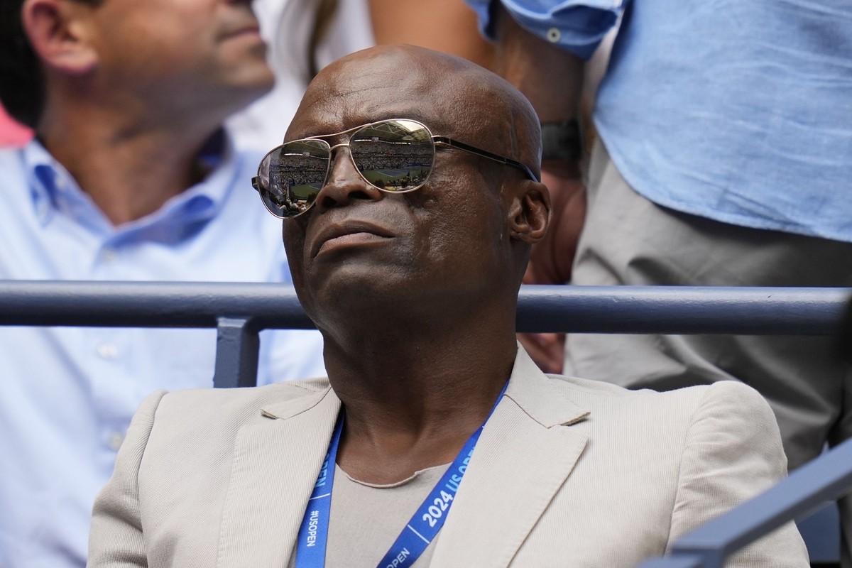 06.09.2024, USA, New York: Tennis: ATP-Tour - US Open, Einzel, Herren, Halbfinale, Sinner (Italien) - Draper (Großbritannien): Der Sänger Seal beobachtet das Halbfinale. Foto: Kirsty Wigglesworth/AP/d ...