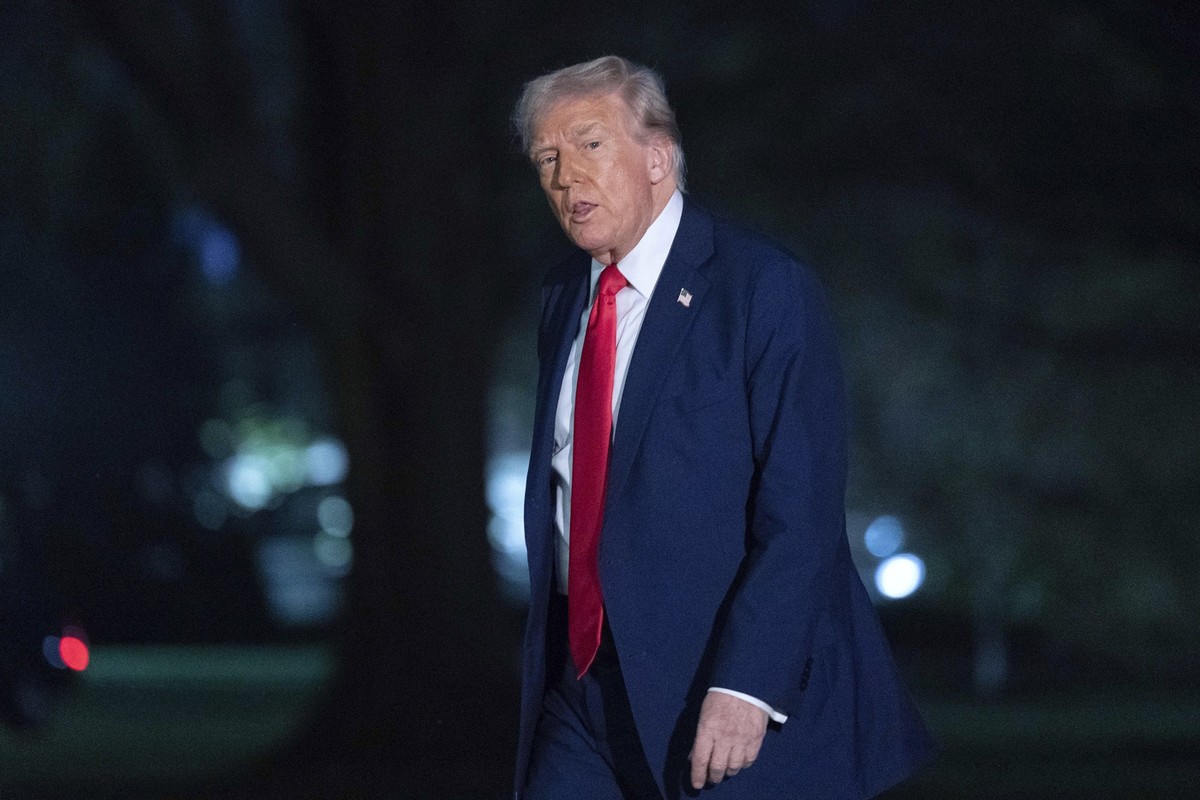 President Donald Trump talks to reporters as he walks on the South Lawn of the White House, in Washington, Sunday, March 30, 2025. (AP Photo/Jose Luis Magana)