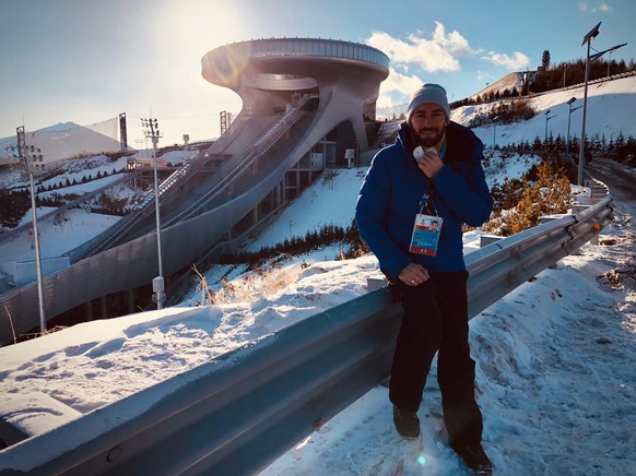 Sven Voss vor der Skisprungschanze in Zhanjiakou bei den Winterspielen 2022.