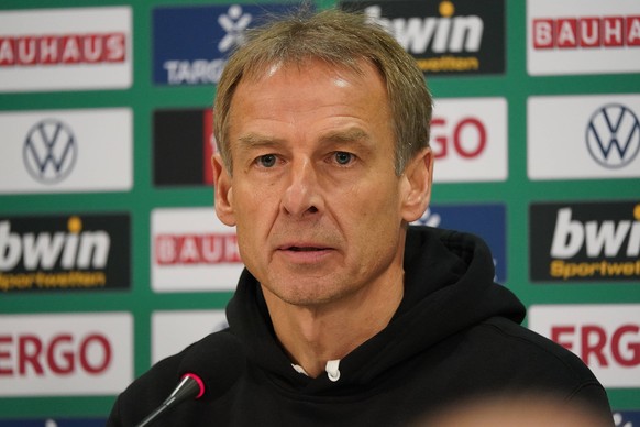 Chefcoach Klinsmann verteidigt seinen Schützling auf der Pressekonferenz nach dem Pokalspiel.