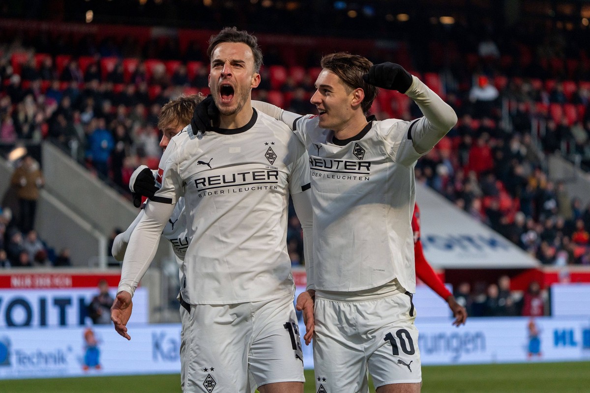 Jubel von Haris Tabakovic Borussia M�nchengladbach, 15 und Florian Neuhaus Borussia M�nchengladbach, 10 GER, 1. FC Heidenheim 1846 vs. Borussia M�nchengladbach, Fussball, 1. Bundesliga, 11. Spieltag,  ...