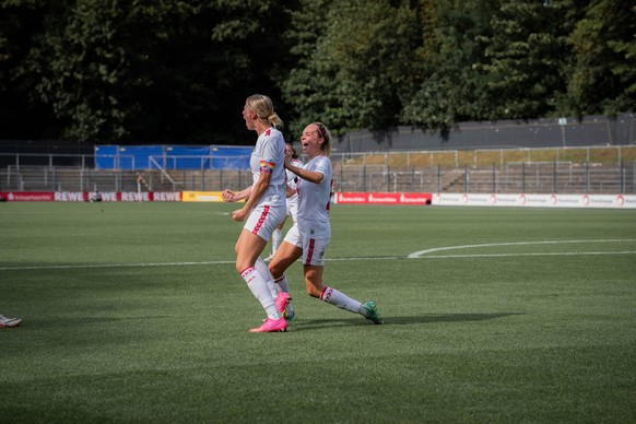 Beim Bundesliga-Auftakt gegen RB Leipzig bejubelten Janina Hechler (r.) und ihre Kolleginnen einen 2:1-Sieg.