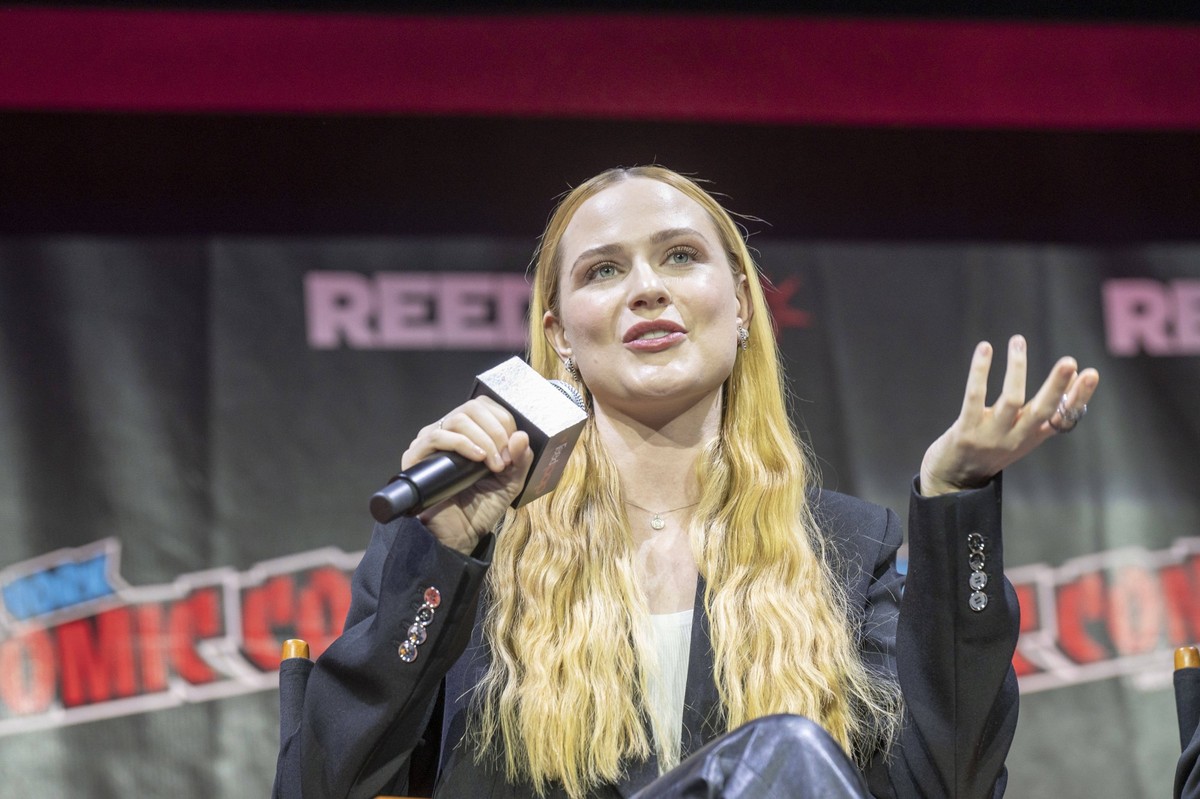 New York Comic Con - Weird The Al Yankovic Story Pressetermin October 9, 2022, New York, United States: Evan Rachel Wood speaks on stage at Let s Get WEIRD panel during the New York Comic Con 2022 at  ...