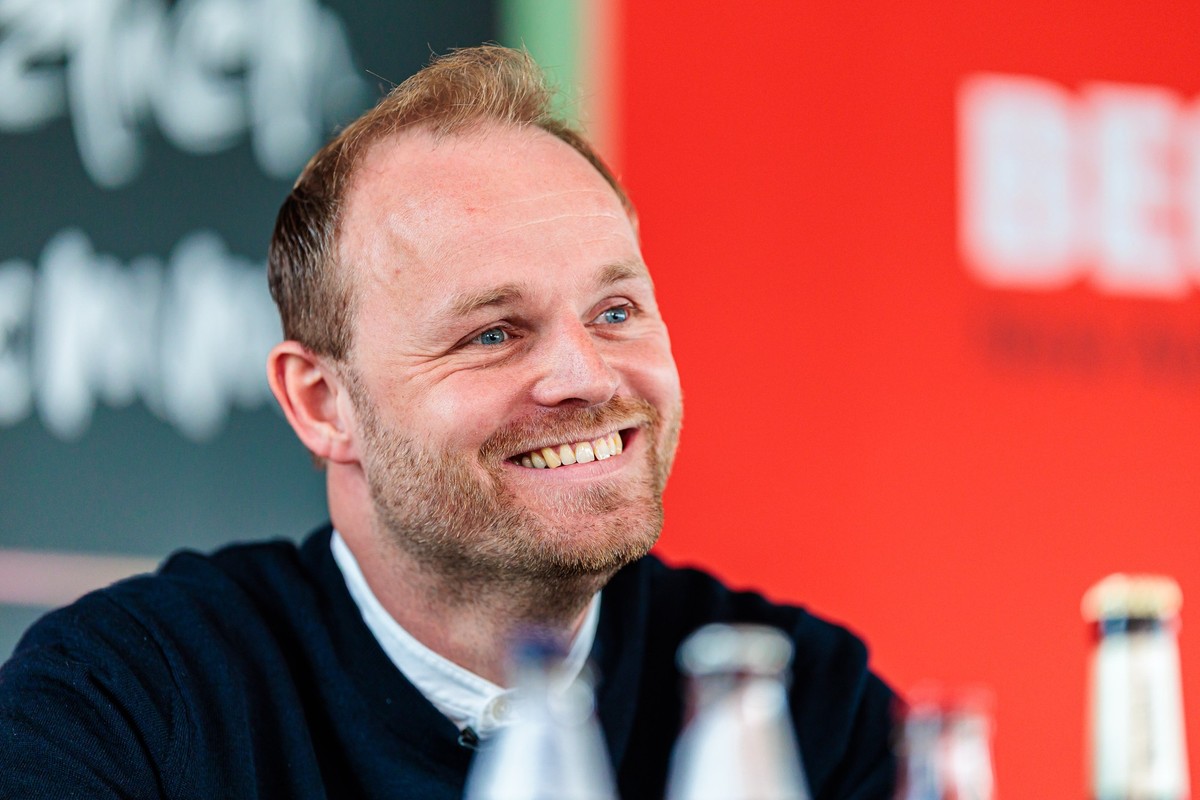 Tobias Strobl wird im Rahmen einer Pressekonferenz als neuer Cheftrainer des SC Verl vorgestellt, im Bild: Sebastian Lange (SC Verl, Vorstand Sport) GER, Pressekonferenz SC Verl, Trainervorstellung, F ...