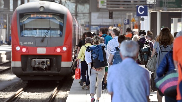 Neun Euro Ticket-Das Bahn-Chaos wird jetzt nur schlimmer.Volle Bahnhofshalle,Bahnsteig, Bahnreisende am Hauptbahnhof in Muenchen am 15.06.2022.