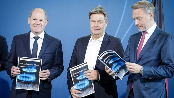 dpatopbilder - 10.10.2022, Berlin: Bundeskanzler Olaf Scholz (l-r, SPD), Robert Habeck (Bündnis 90/Die Grünen), Bundesminister für Wirtschaft und Klimaschutz, und Christian Lindner (FDP), Bundesminist ...