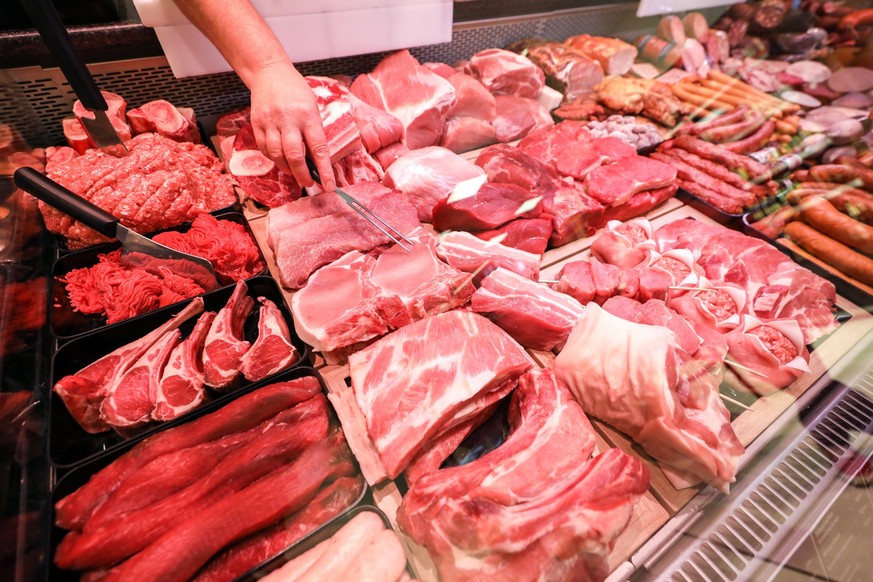 ARCHIV - 15.11.2019, Sachsen, Leipzig: Schweinefleisch und Rindfleisch liegen in einer Fleischtheke in einem Supermarkt. (zu dpa: «Fleischpreise: Mehrheit würde für mehr Tierwohl bezahlen») Foto: Jan  ...