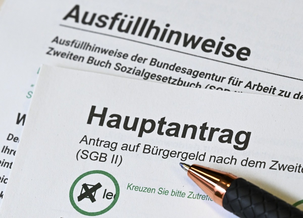 PRODUKTION - 28.03.2024, Berlin: Im Jobcenter Tempelhof-Schöneberg liegt ein Antrag auf Bürgergeld und dazu passende Ausfüllhinweise. (zu dpa: «Lindner für «Update» beim Bürgergeld») Foto: Jens Kalaen ...