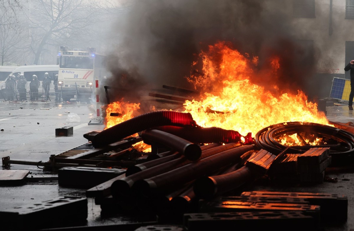26.02.2024, Belgien, Brüssel: Demonstranten haben eine Barrikade während einer Demonstration von Landwirten im Europaviertel vor einem Treffen der EU-Agrarminister angezündet. Die Landwirtschaftsminis ...