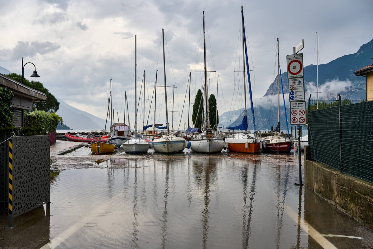 Nago Torbole, Lake Garda, Italy - June 25, 2024: Theme picture Storm on Lake Garda: A street flooded by rain in the northern town of Torbole *** Themenbild Unwetter am Gardasee: Eine vom Regen überflu ...