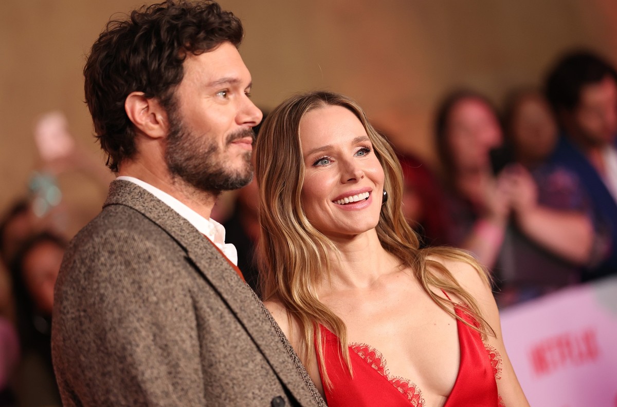 LOS ANGELES, CALIFORNIA - OCTOBER 16: (L-R) Adam Brody and Kristen Bell attend the season 2 premiere of Netflix&#039;s &quot;Nobody Wants This&quot; at The Egyptian Theatre Hollywood on October 16, 20 ...