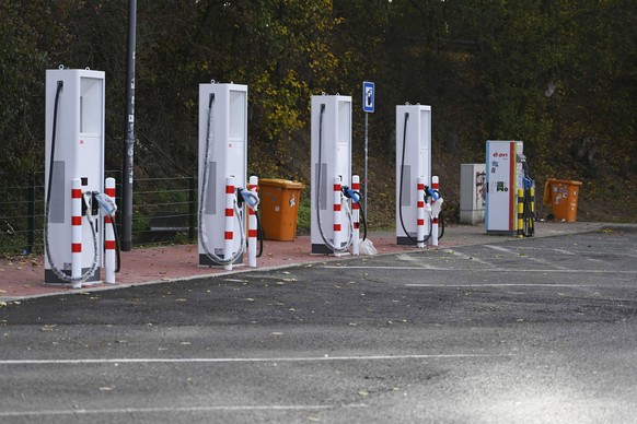 Strom-Tankstelle auf Autobahnparkplatz 03.11.2020 Frankfurt x1x Strom-Tankstelle für Elektroautos auf dem Parkplatz der Raststätte Medenbach-Ost an der A3. Frankfurt Frankfurt Hessen Germany *** Elect ...