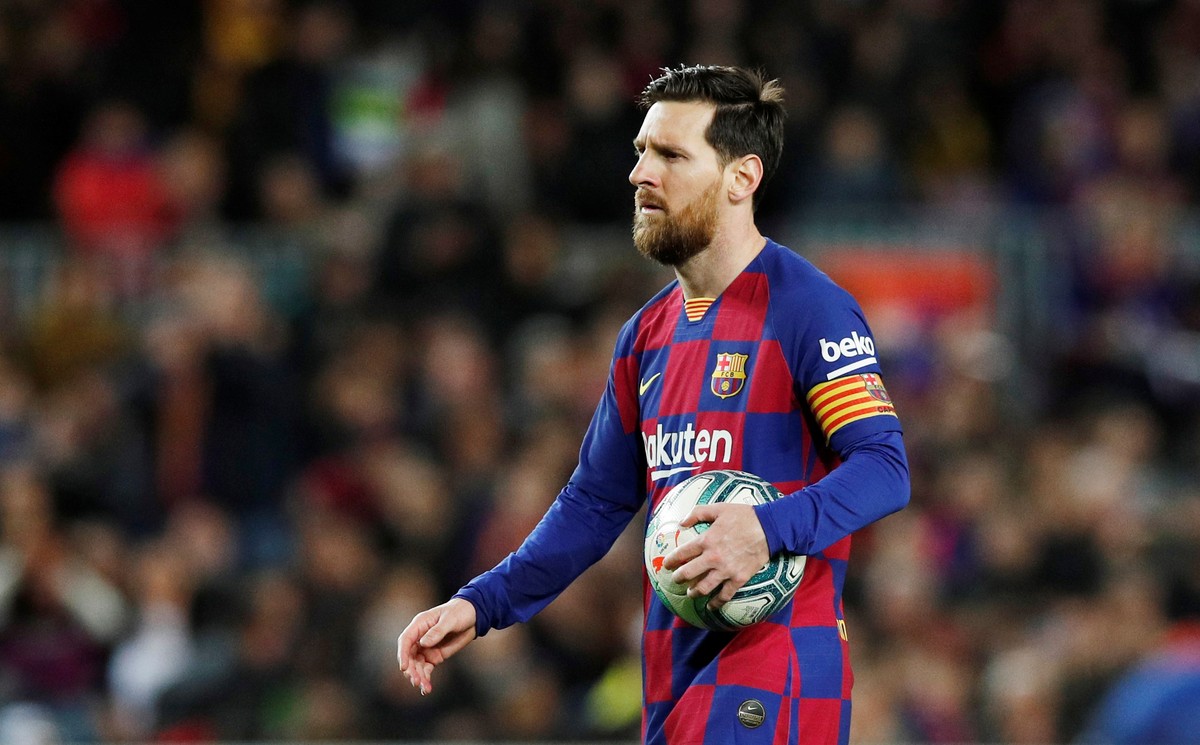 Soccer Football - La Liga Santander - FC Barcelona v Real Sociedad - Camp Nou, Barcelona, Spain - March 7, 2020 Barcelona's Lionel Messi prepares to take a penalty REUTERS/Albert Gea