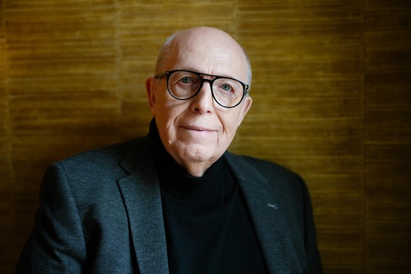 ARCHIV - 21.11.2023, Saarland, Saarlouis: Der frühere Bundesliga-Manager Reiner Calmund steht in einem Hotel. Calmund feiert am 23.11.2023 seinen 75. Geburtstag. (zu dpa: «Ehemaliger Bayer-Manager Cal ...