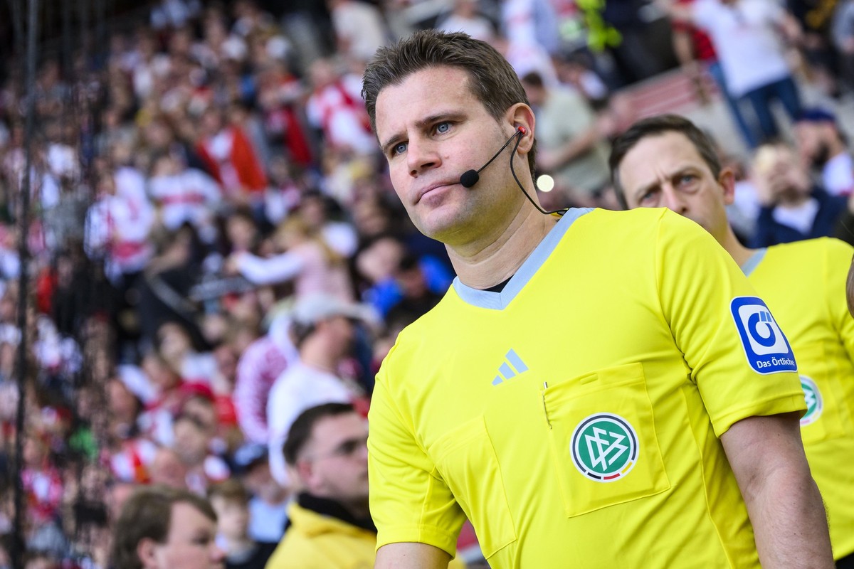 ARCHIV - 18.03.2023, Baden-Württemberg, Stuttgart: Fußball: Bundesliga, VfB Stuttgart - VfL Wolfsburg, 25. Spieltag, Mercedes-Benz-Arena. Schiedsrichter Felix Brych läuft vor dem Spiel ins Stadion. Er ...