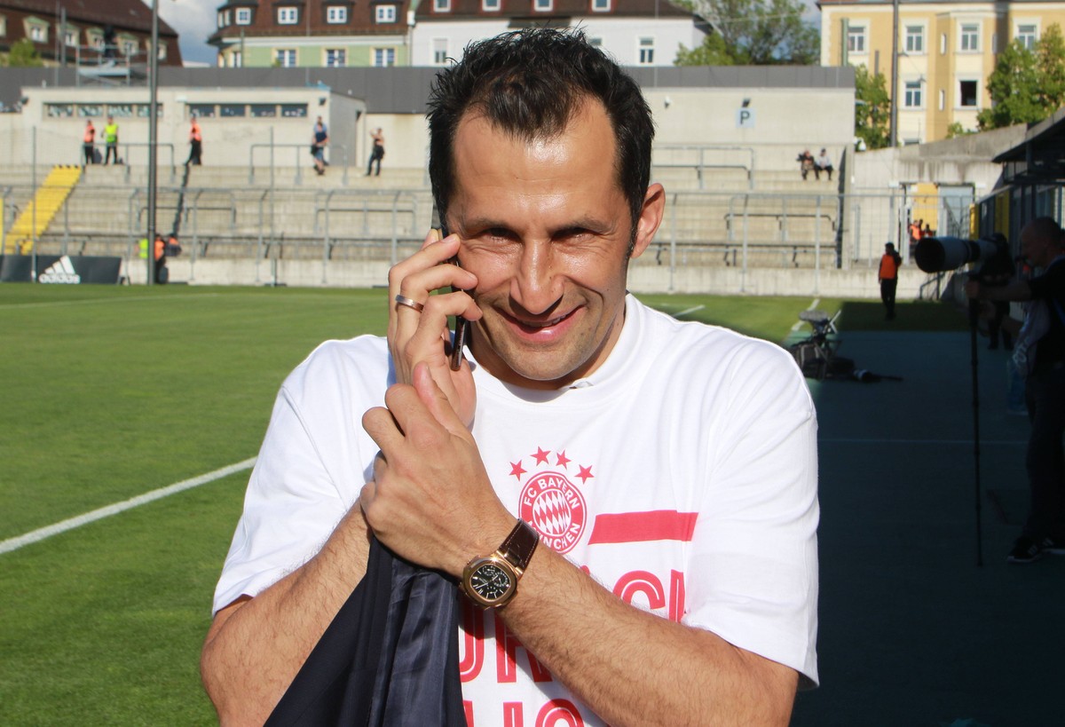 "Hallo, hier Brazzo! Brauchen dringend neue Spieler!"