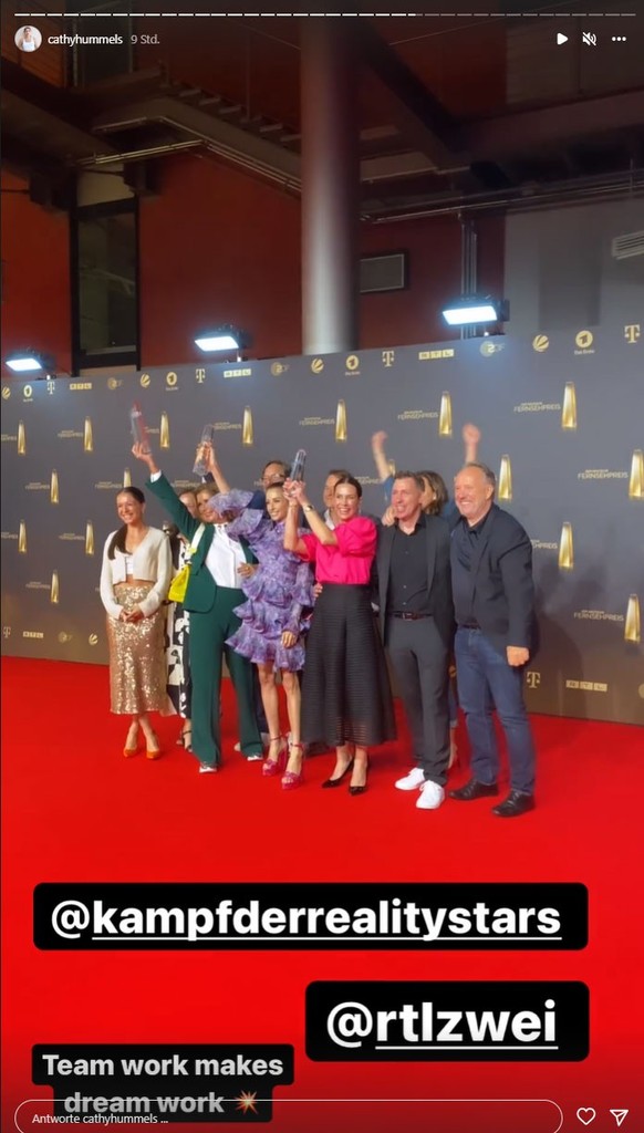 Cathy Hummels lässt sich mit ihrem Team auf dem Roten Teppich feiern.