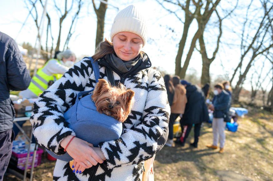 Die aus der Ukraine geflüchtete Kate Uvarova steht mit Hündin Elsa nahe der Zentralen Erstaufnahmestelle (ZEA) in Rahlstedt.