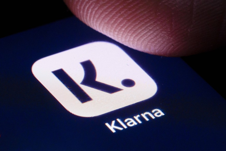 Das Logo des schwedischen Zahlungsanbieters Klarna ist auf dem Display eines Smartphone zu sehen. Berlin, 22.04.2020. Berlin Deutschland *** The logo of the Swedish payment provider Klarna can be seen ...