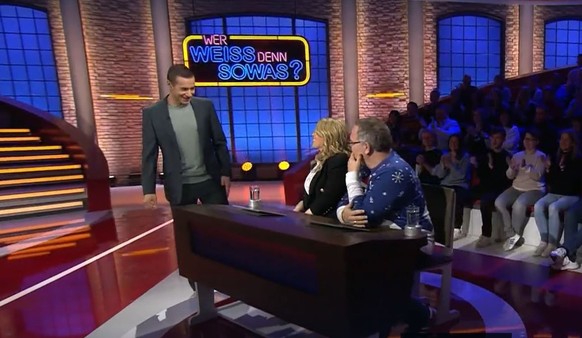 Kai Pflaume spricht mit Maite Kelly vor dem Start des Duells.