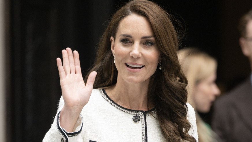 ARCHIV - 20.06.2023, Großbritannien, London: Kate (r), Prinzessin von Wales, winkt bei einem Besuch zur Wiedereröffnung der National Portrait Gallery nach einem dreijährigen Renovierungsprogramm. (zu  ...