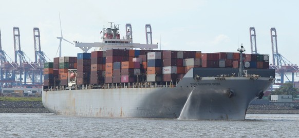 Das 284.6 Meter lange Containerschiff George Washington Bridge von Linienagent Ocean Network Express Pte. Ltd. f�hrt im Hamburger Hafen entlang. Steinwerder Hamburg *** The 284 6 meter container ship  ...