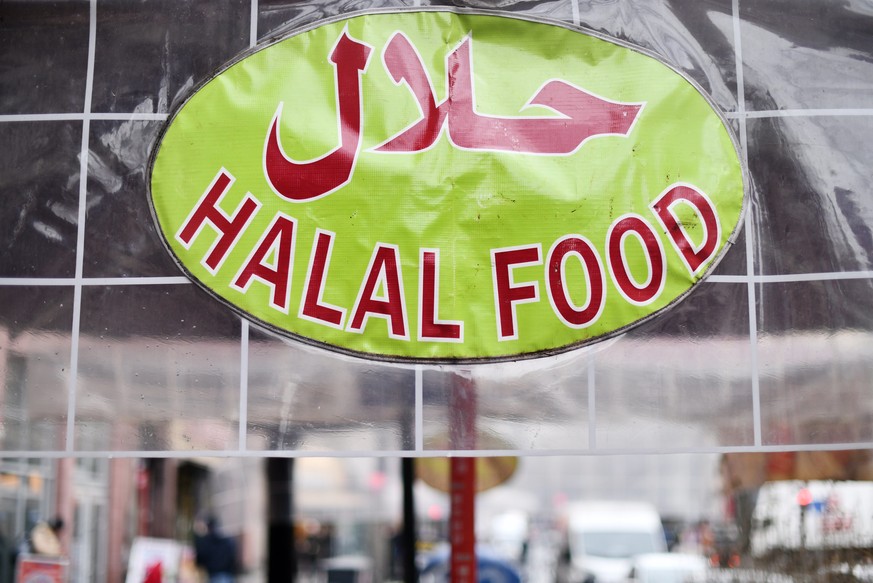 Auf einem Schild an einem Restaurant steht &quot;Halal Food&quot;, aufgenommen am 01.02.2019 in Frankfurt am Main.Halal ist ein arabisches Wort und kann mit &quot;erlaubt&quot; oder &quot;zul