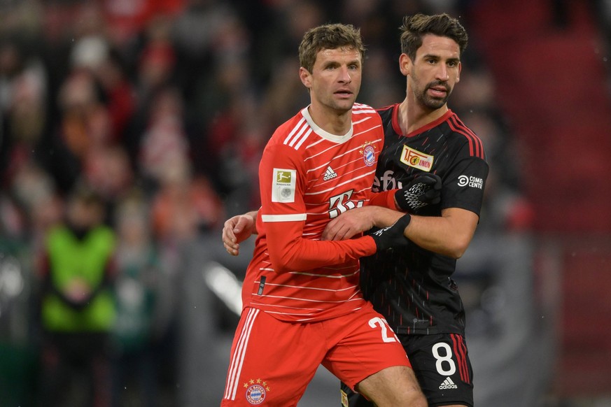 Fußball, 1. Bundesliga, 20230226, FC Bayern München - 1. FC Union Berlin. Im Bild Thomas MÜLLER FC Bayern München, 25 und Rani KHEDIRA 1. FC Union Berlin, 8 Rangelei Platzkampf Ecke Eckball. München A ...