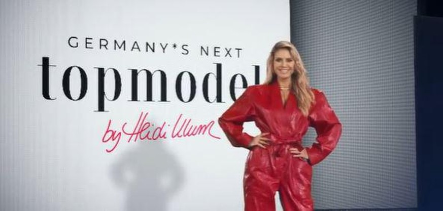 Heidi Klum vor dem neuen &quot;GNTM&quot;-Logo