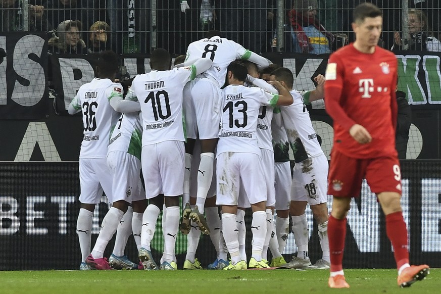 Jubelnde Gladbacher und ein trauernder Robert Lewandowski.