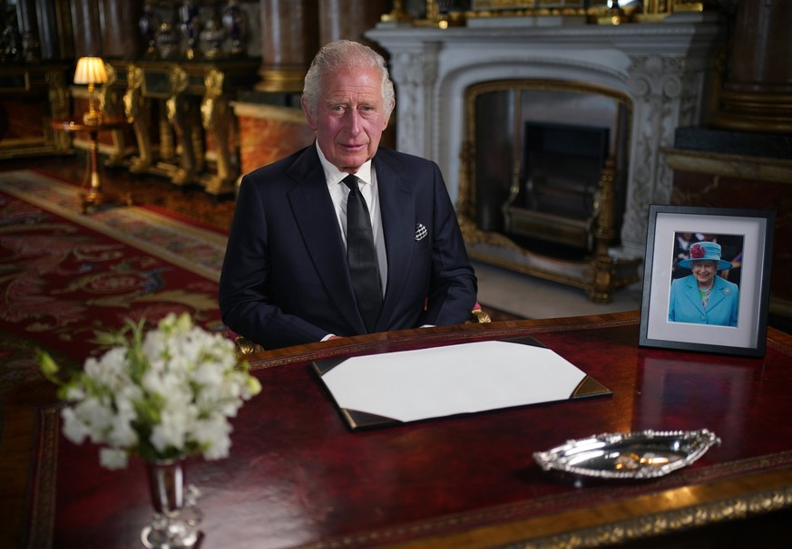 Charles hatte während seiner Ansprache ein Bild von der Queen neben sich stehen.
