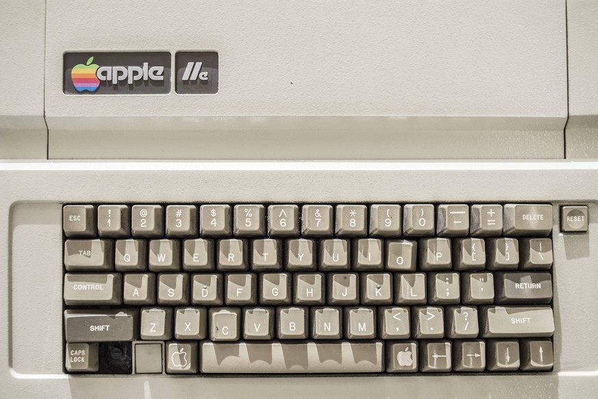 Der Apple IIe mit altem Apple-Logo.