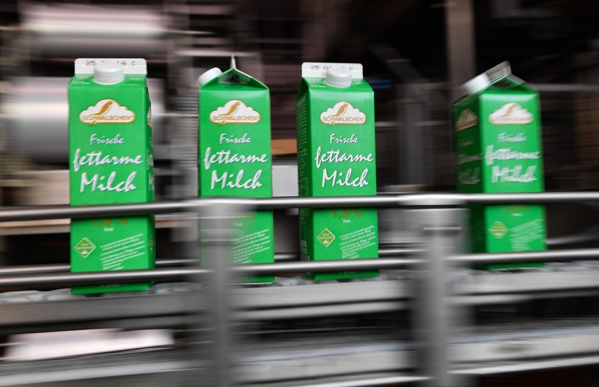 ARCHIV - 27.03.2019, Hessen, Bad Schwalbach: Packungen mit frischer fettarmer Milch werden in der Abf