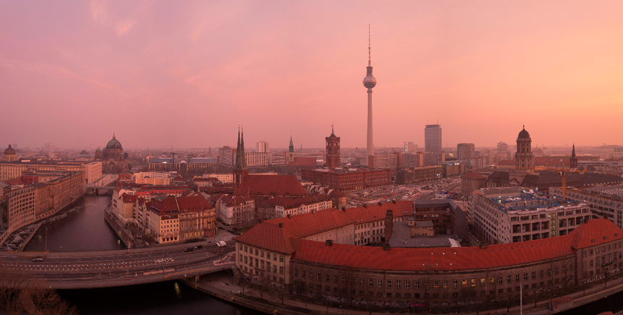 Ein beeindruckender Sonnenuntergang durch den Saharastaub in Berlin.