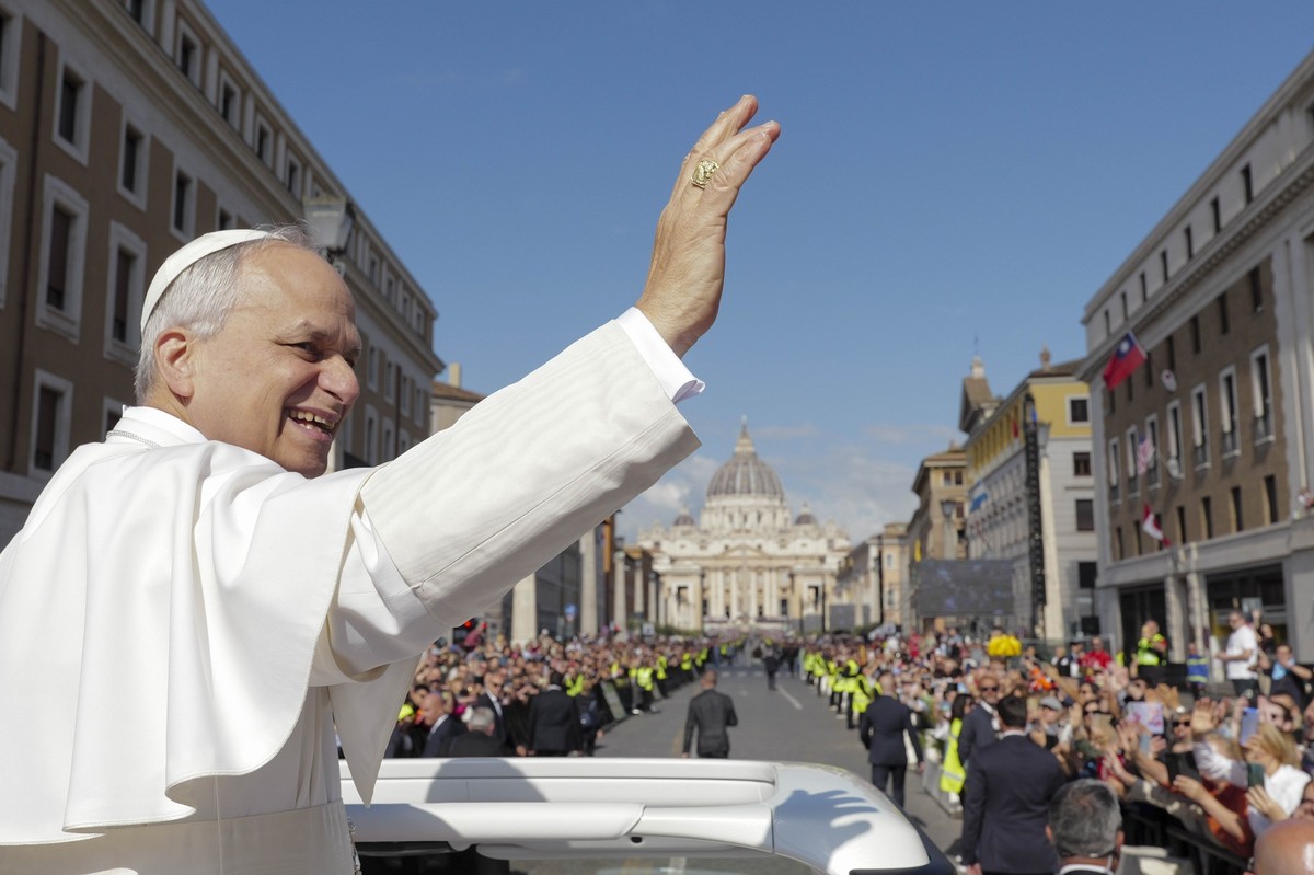 HANDOUT - 18.05.2025, Vatikan: Papst Leo XIV. f�hrt in seinem Papamobil auf den Petersplatz im Vatikan zu vor der Er�ffnungsmesse seines Pontifikats. Foto: Vatican Media/IPA via ZUMA Press/dpa +++ dpa ...