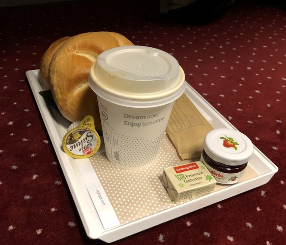 Zum Frühstück gibt es im Nightjet von Zürich nach Hannover Kaffee, Brötchen und Marmelade.