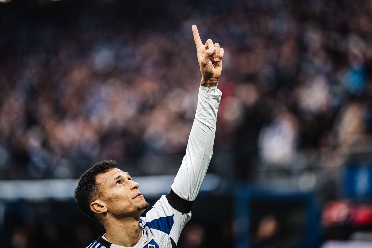 Fu�ball M�nner Saison 2024/2025 2. Fu�ball-Bundesliga 17. Spieltag Hamburger SV vs. SpVgg Greuther F�rth 21.12.2024 Davie Selke 27, HSV mit einer Geste an Gott nach seinem Tor Hamburg Volksparkstadion ...