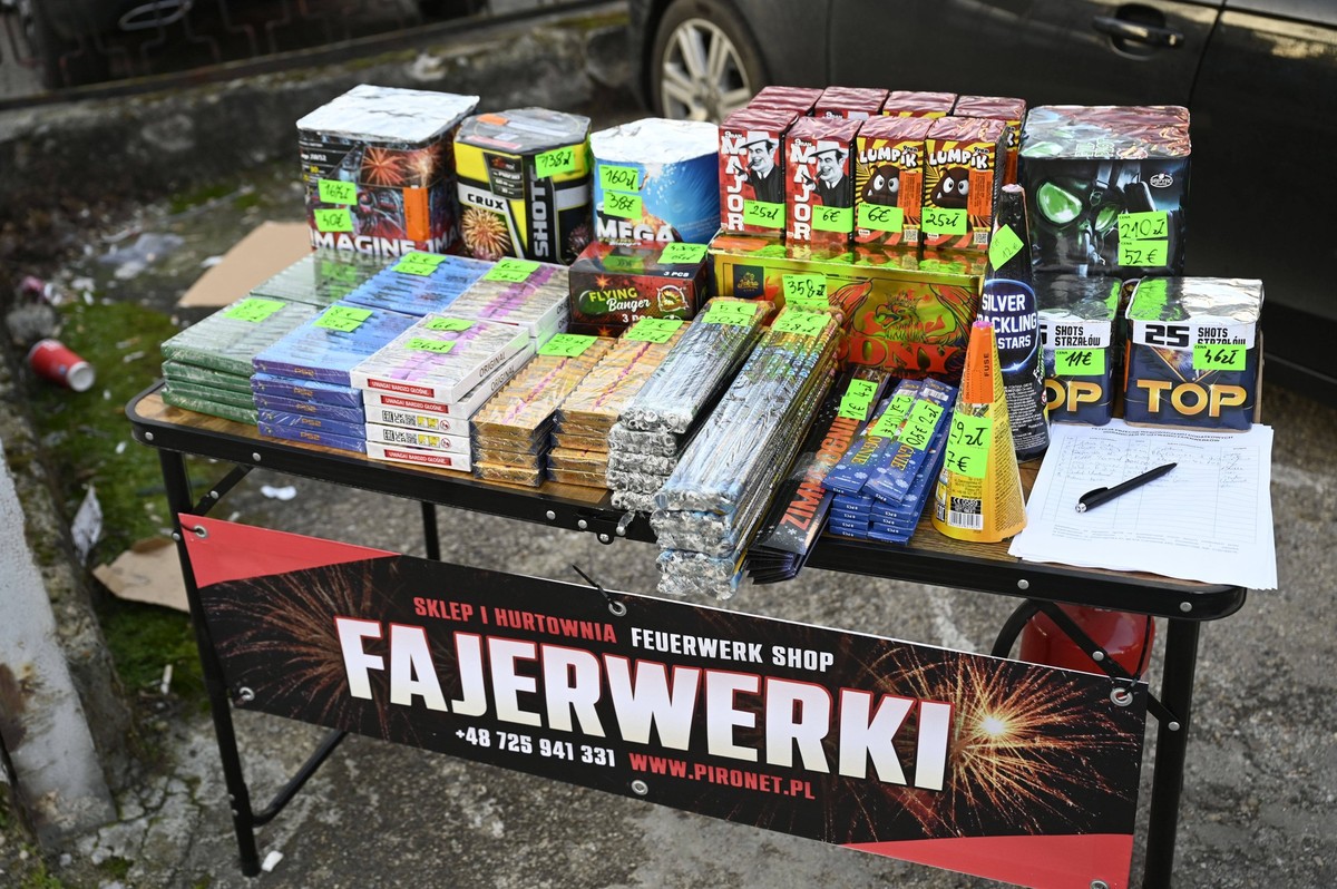 Verkauf von Feuerwerk auf dem Wochenmarkt im Deutsch-Polnischen Grenzgebiet Görlitz-Zgorzelec am 30.12.2024. In Deutschland ist Feuerwerk der Kategorie 3 verboten. Wenige Tage vor dem Jahreswechsel wa ...