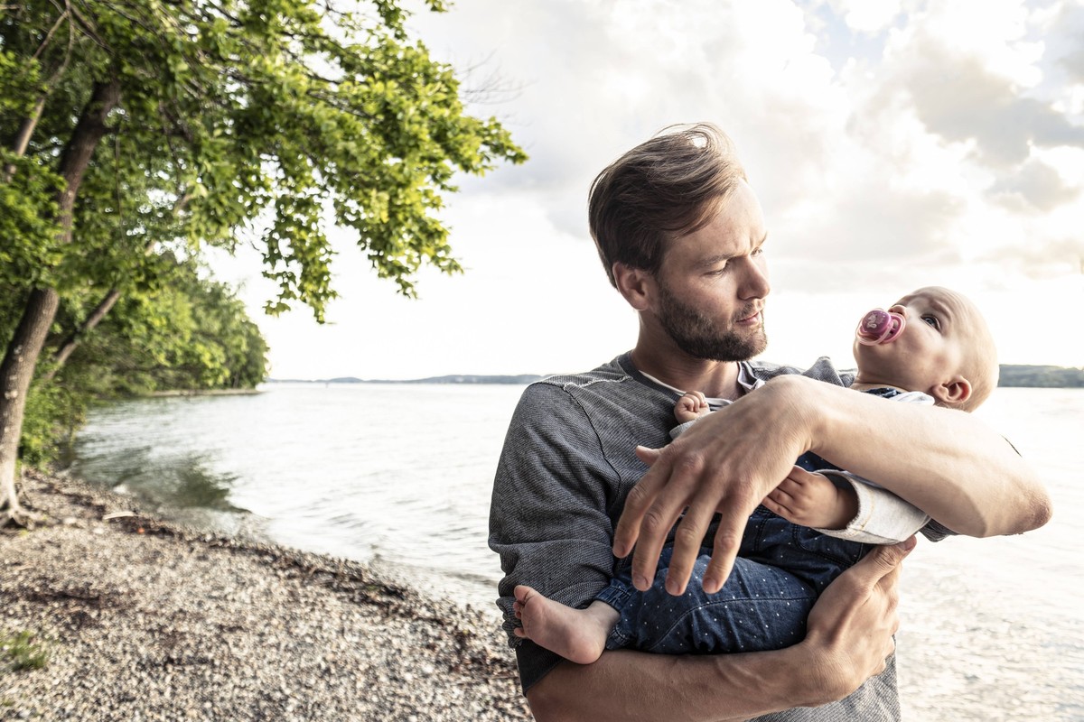 Father holding baby girl in arms at lake model released, Symbolfoto, WFF00780