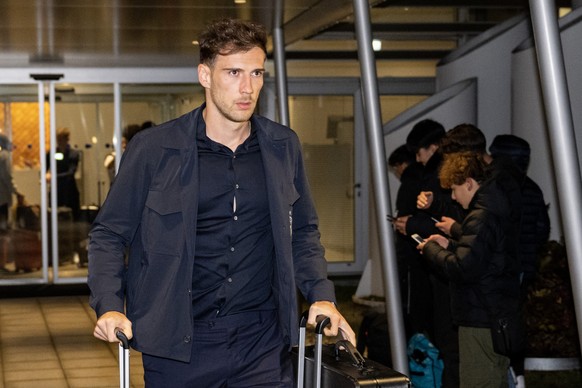 02.12.2022, Bayern, München: Fußball, WM in Katar, Deutschland, Nationalmannschaft, Rückkehr DFB, Nationalspieler Leon Goretzka kommt am Flughafen München an. Nach dem Aus in der Vorrunde reist das Te ...